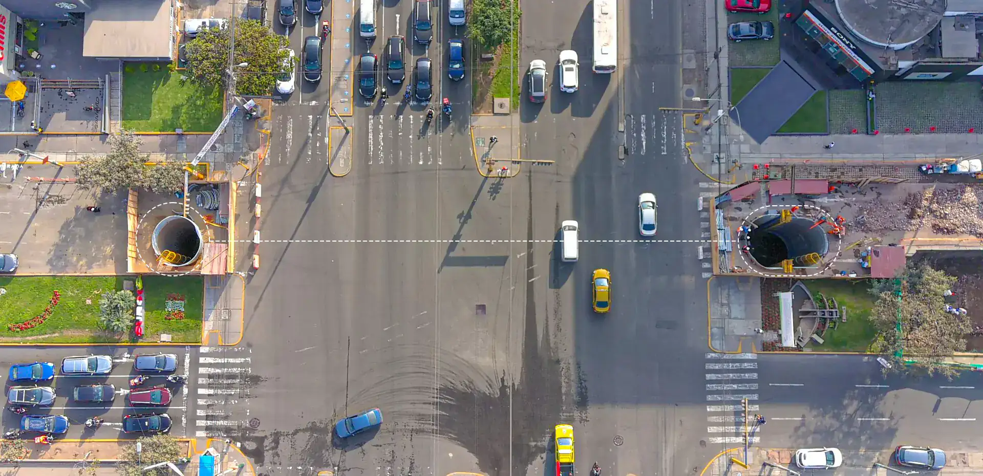Vista cenital de la avenida Atocongo en Lima con los dos pozos de ataque del túnel y el trazo marcado bajo la calzada, mientras el tránsito circula normalmente