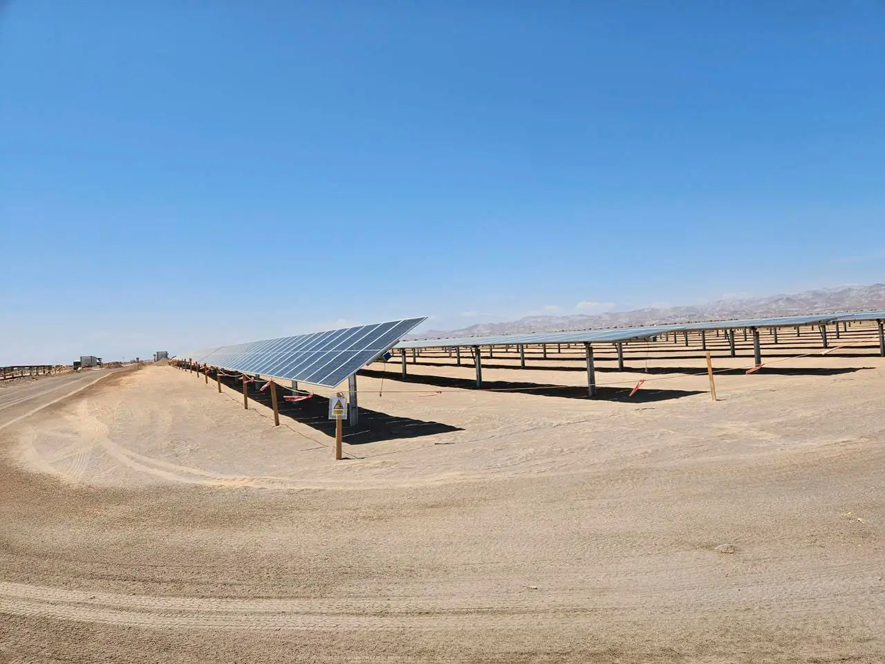 Cuadrilla de PERFOTUNEL trabajando en la unión de tubería de HDPE en obra