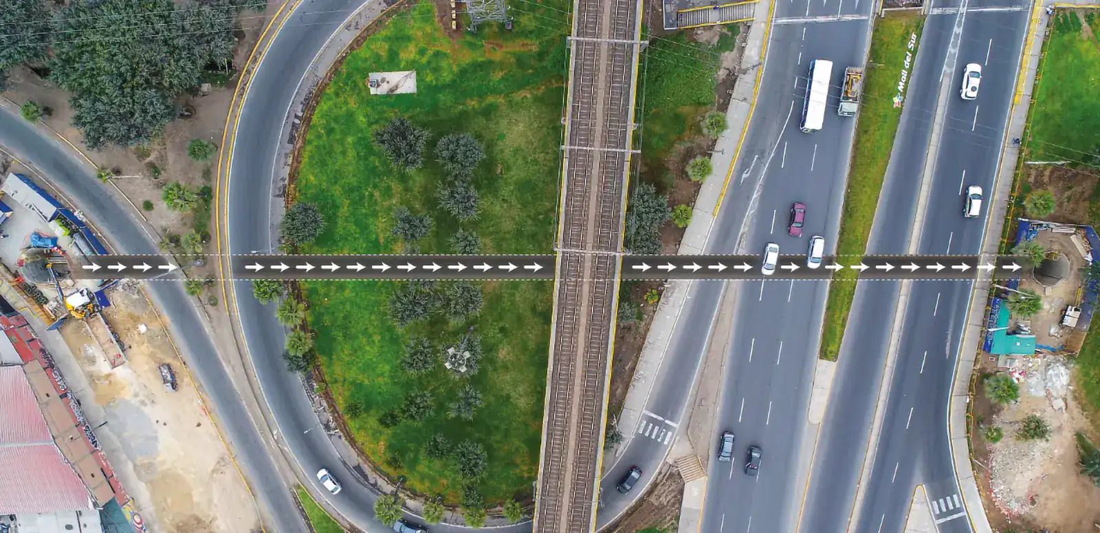 Frente urbano de tunnel liner del Consorcio Agua SCM: la obra ocupa solo el pozo de ataque y la calzada continúa en servicio