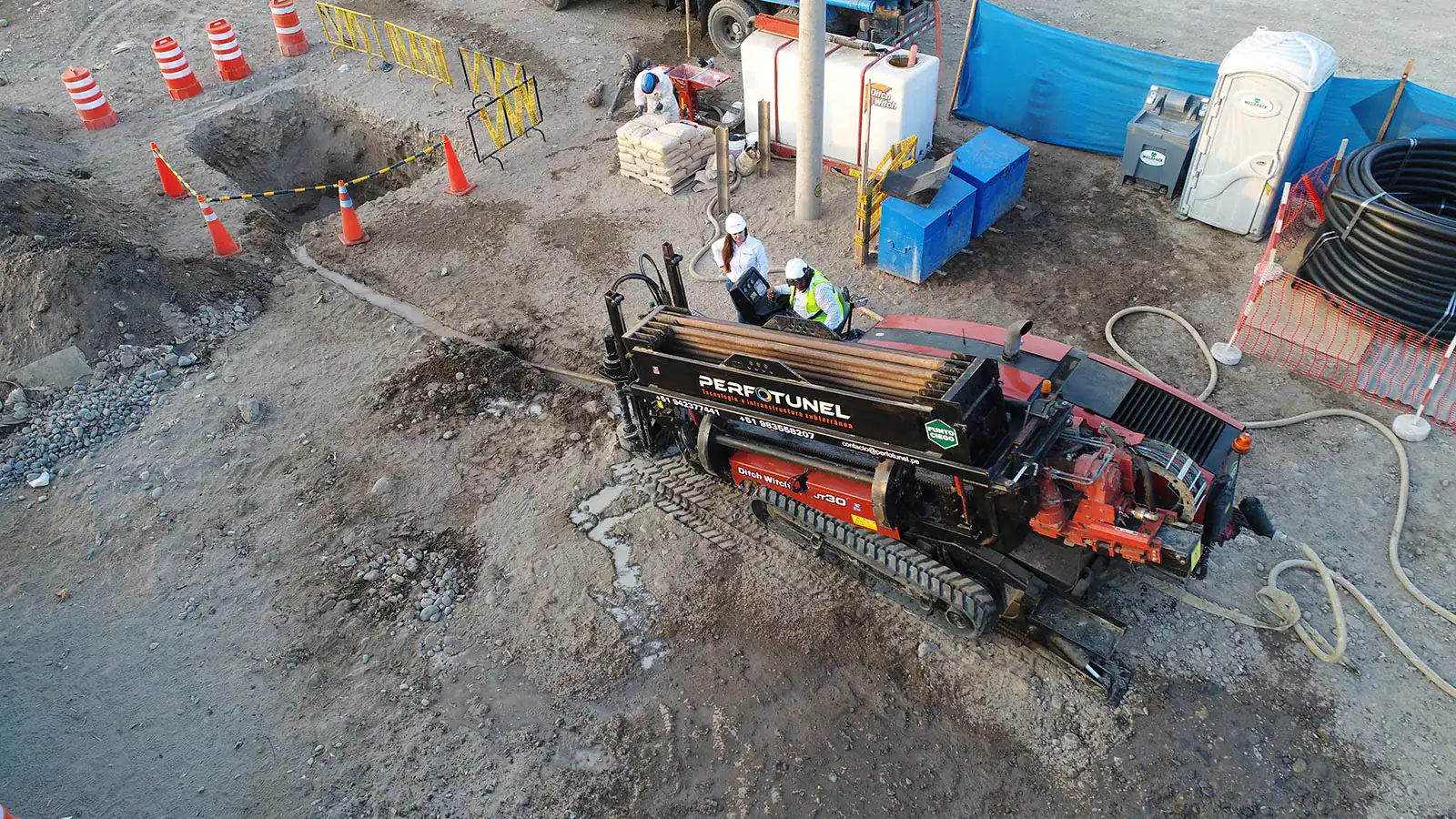 Equipo de perforación horizontal dirigida de PERFOTUNEL trabajando en Lurín, Lima