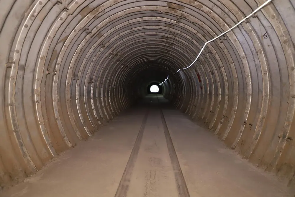 Interior de un tunnel liner de acero corrugado ejecutado por PERFOTUNEL en terreno rocoso