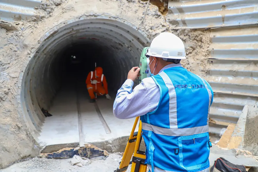 Ingeniero de PERFOTUNEL midiendo en la boca de un tunnel liner